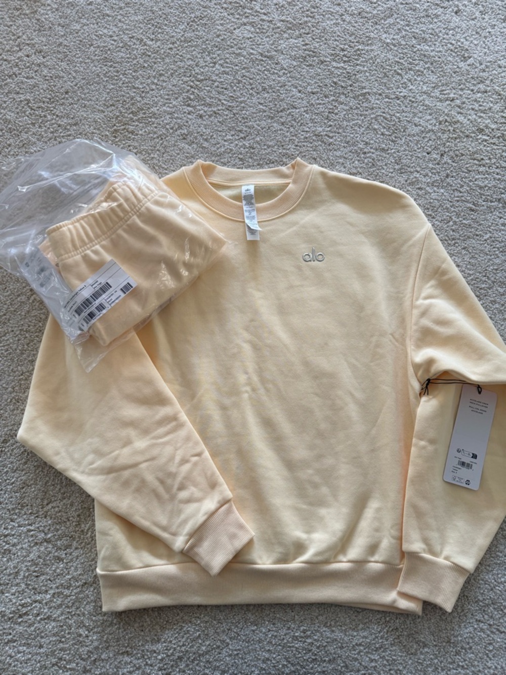ALO Candlelight Yellow Cozy Sweatshirt & Shorts Set Size SMALL NWT - Picture 2 of 4